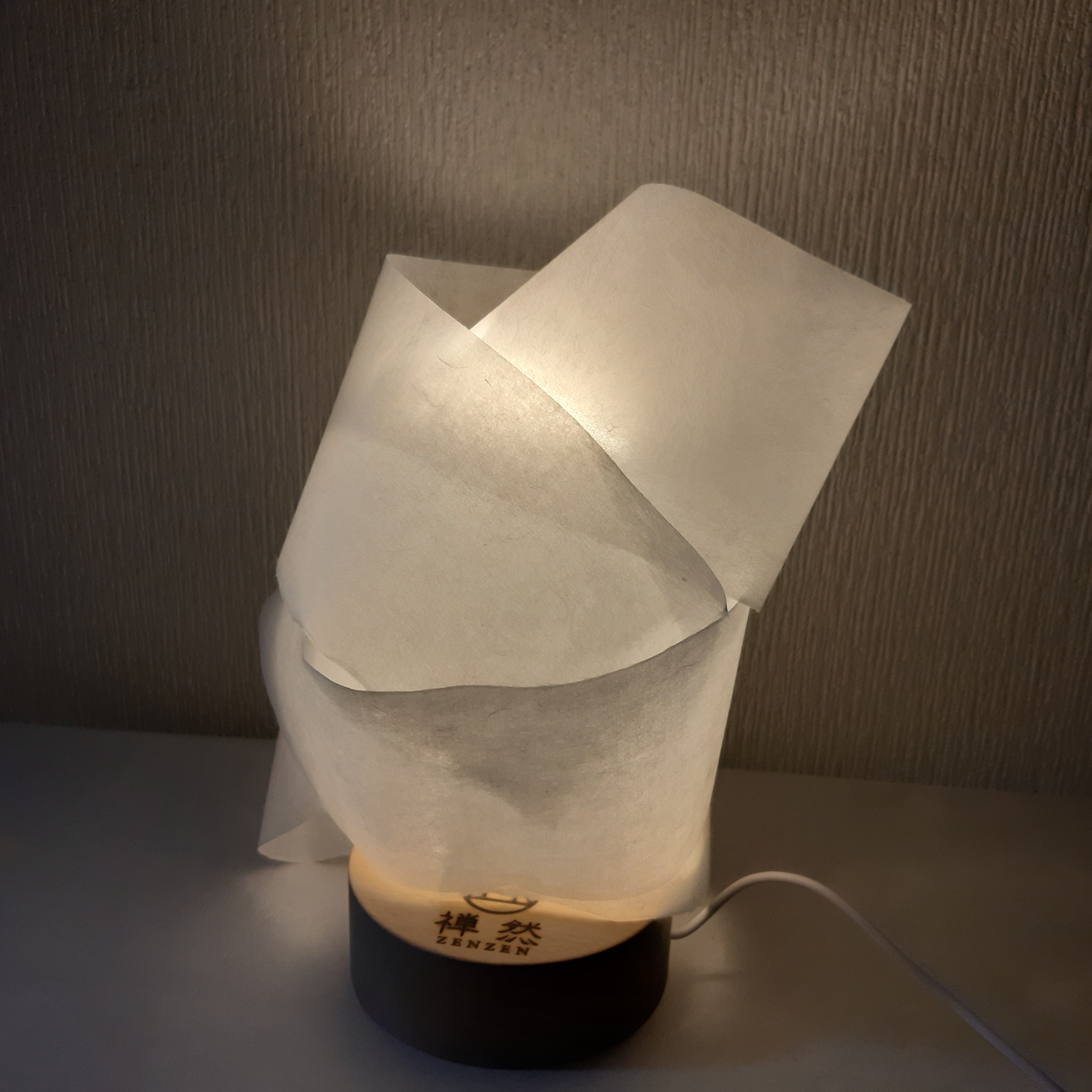 Lampe de table « AKARI », IMA COCO.#ak000, papier de riz, USB, minimaliste ; sur Osaka Art &amp; Design 2025